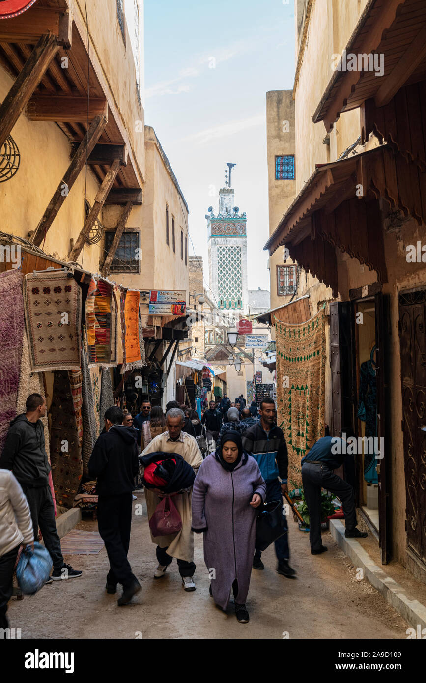 Fez, in Marocco. Il 9 novembre 2019. La gente nelle strade della medina Foto Stock