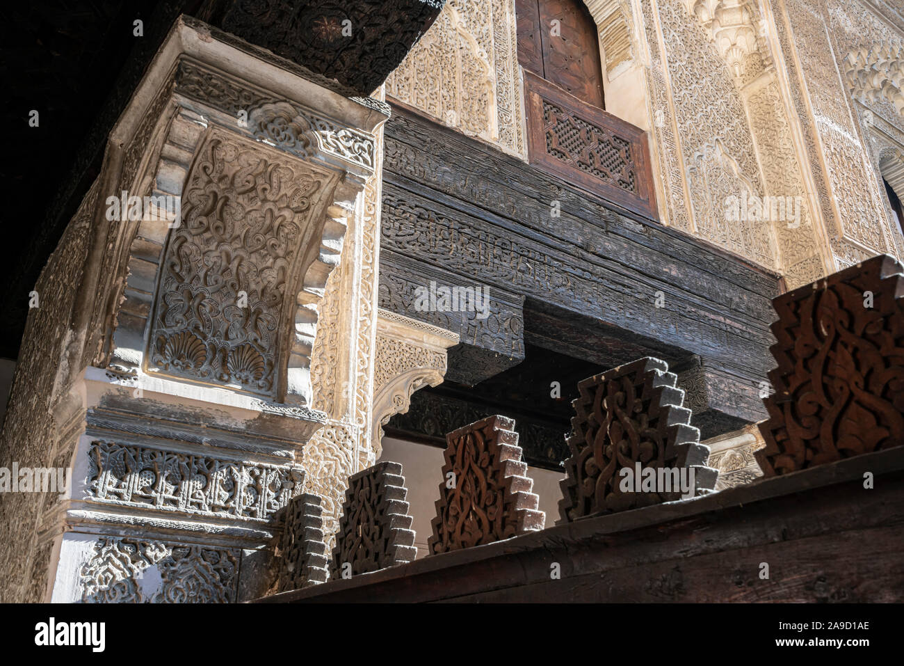 Fez, in Marocco. Il 9 novembre 2019. Decorato cortile in Bou Inania madrasa complesso edilizio Foto Stock