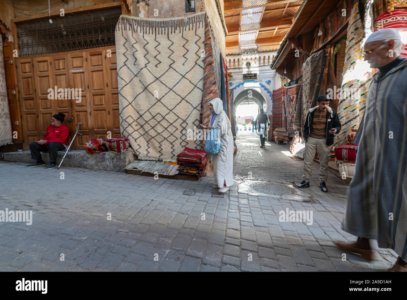 Fez, in Marocco. Il 9 novembre 2019. La gente nelle strade della medina Foto Stock