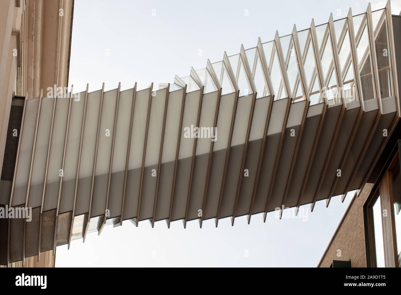 Un moderno ponte visibile tra la Royal Ballet School e la Royal Opera House di Londra, Alto sopra di Floral Street. Foto Stock
