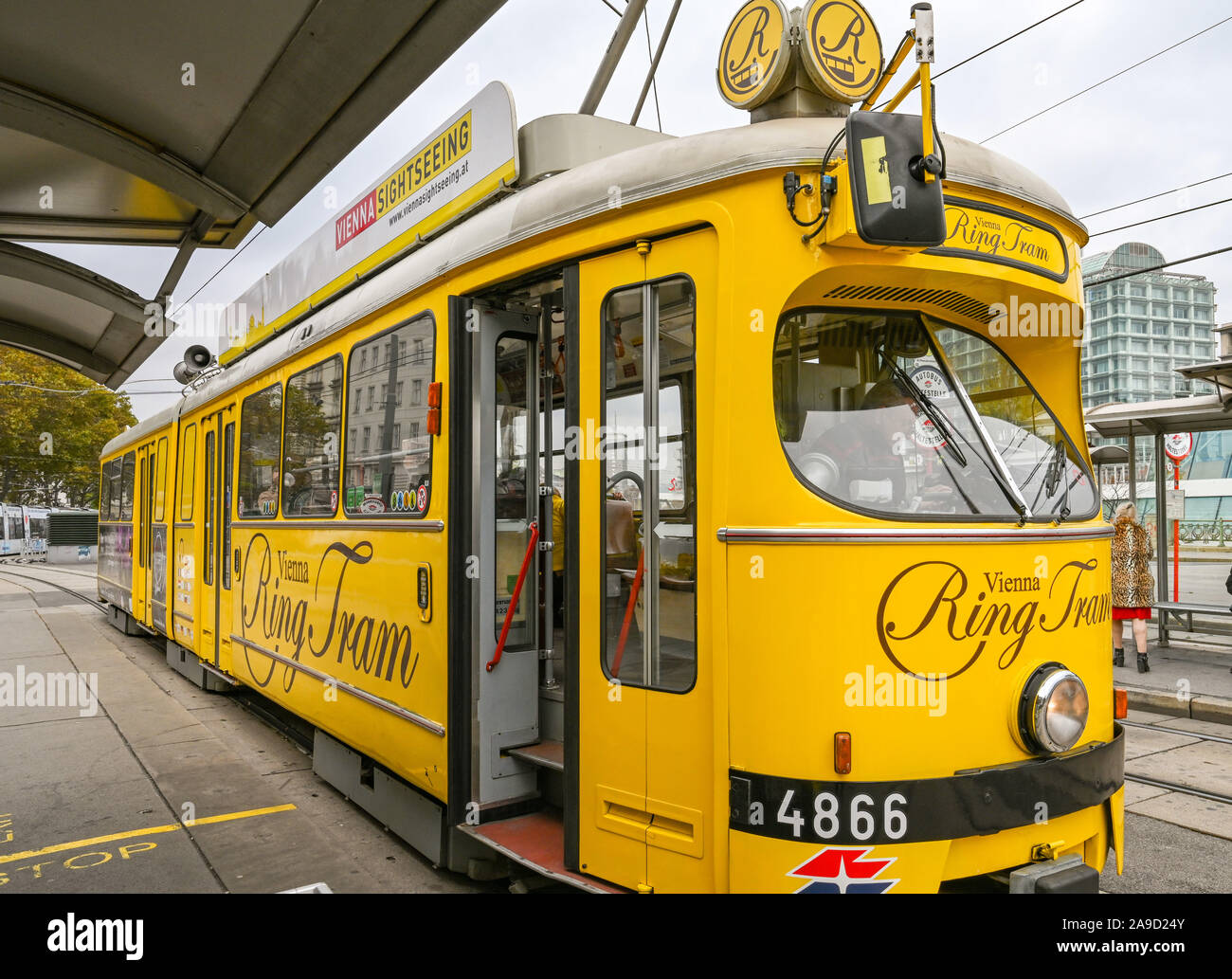 VIENNA, Austria - Novembre 2019: Vintage tram elettrico in corrispondenza di una stazione di Vienna. L'anello di Vienna il Tram porta i turisti in giro per la città Foto Stock