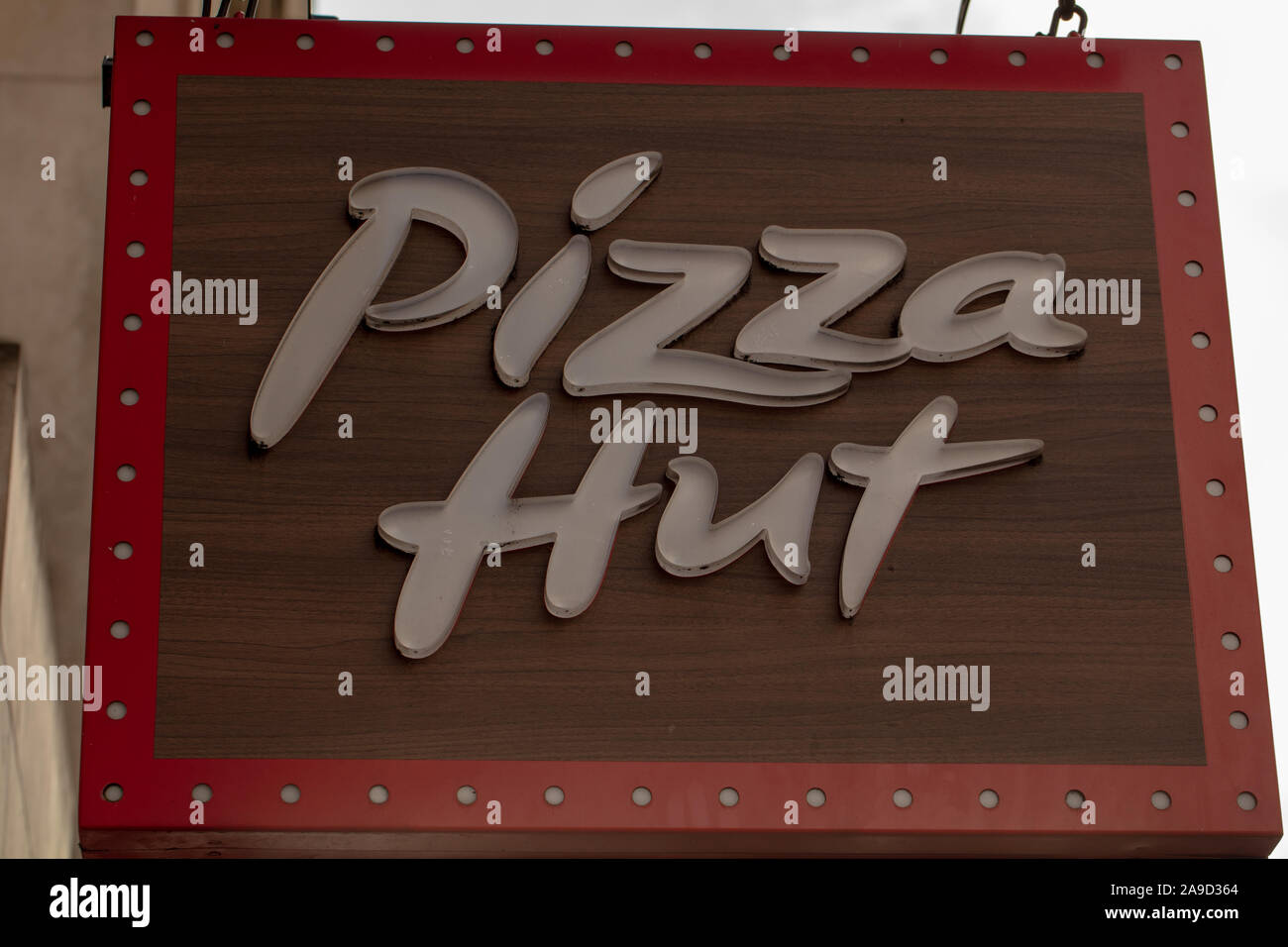 Logo Pizza Hut visto in London, England Regno Unito. Foto Stock
