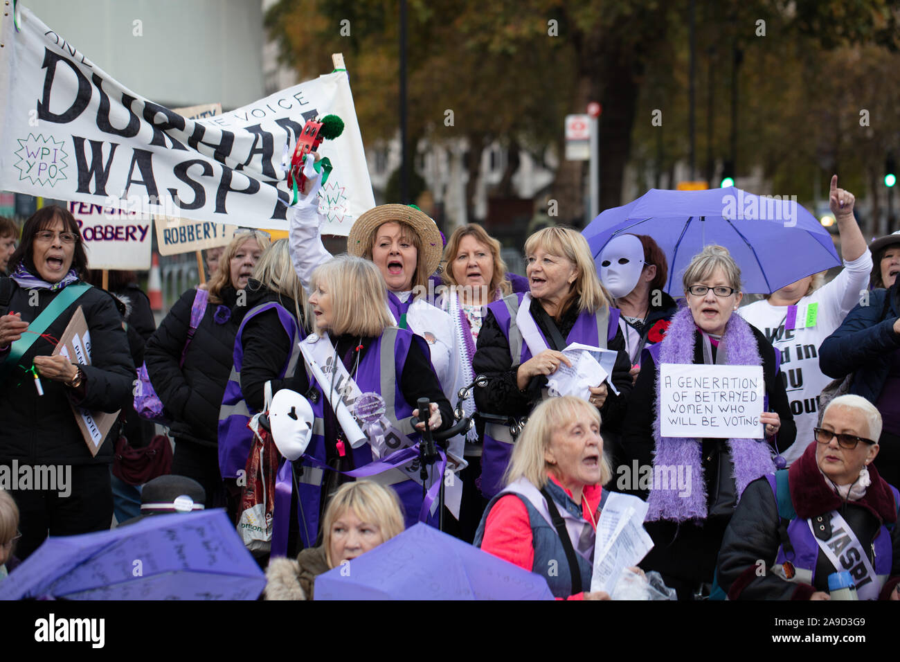 WASPI ( Donne contro la pensione statale di disuguaglianza) protestare visto sulla piazza del Parlamento, Londra Inghilterra dove manifestanti hanno bloccato le strade per un breve periodo di tempo. Foto Stock