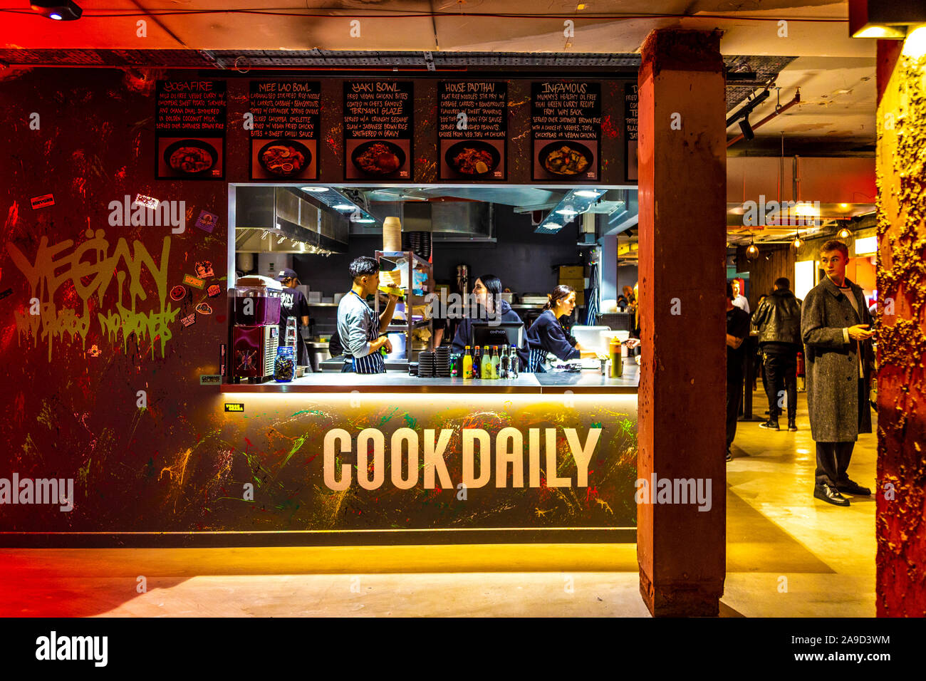 15 novembre 2019 - apertura del Market Hall West End, Londra, Regno Unito, Stall alimentare CookDaily vegan Foto Stock