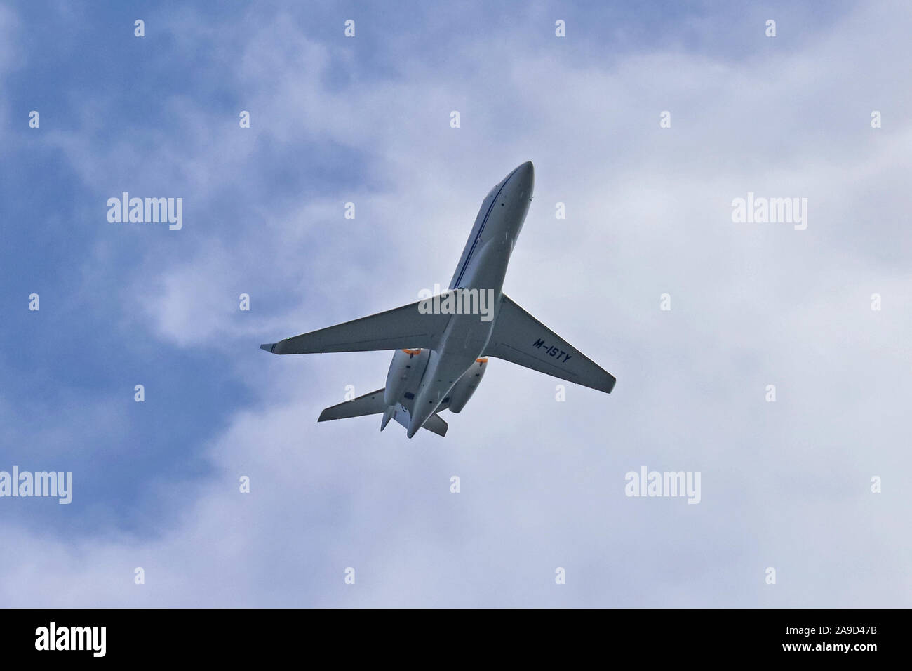Jet Executive Gulfstream G280 M-ISTY flying overhead, impostare contro un cielo blu Foto Stock
