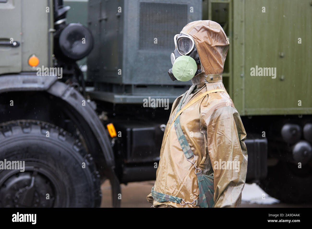 Manichino vestito di protezione chimica tuta e maschera a gas. Foto Stock