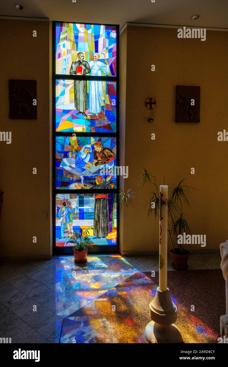 La finestra della chiesa cattolica Paulus cattedrale, Katedralja e Shën Palit, Tirana, Albania Foto Stock