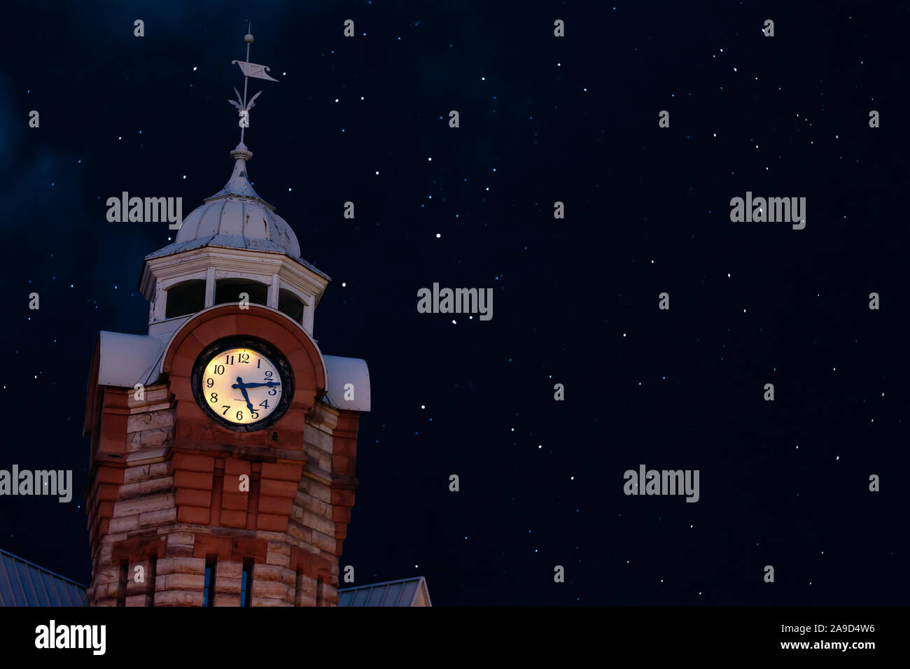 Il Arnprior Post Office Customs House in Ontario, Canada è stata costruita nel 1896 e oggi ospita un museo. La sua torre dell orologio è visto qui di notte. Foto Stock