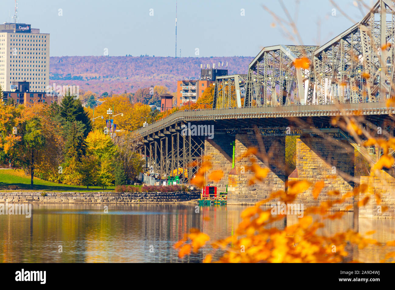 OTTAWA, Ontario, Canada - 21 ottobre 2019: Il Royal Alexandra interprovinciale, il ponte di collegamento a Ottawa Gatineau, Québec oltre il fiume Ottawa. Foto Stock