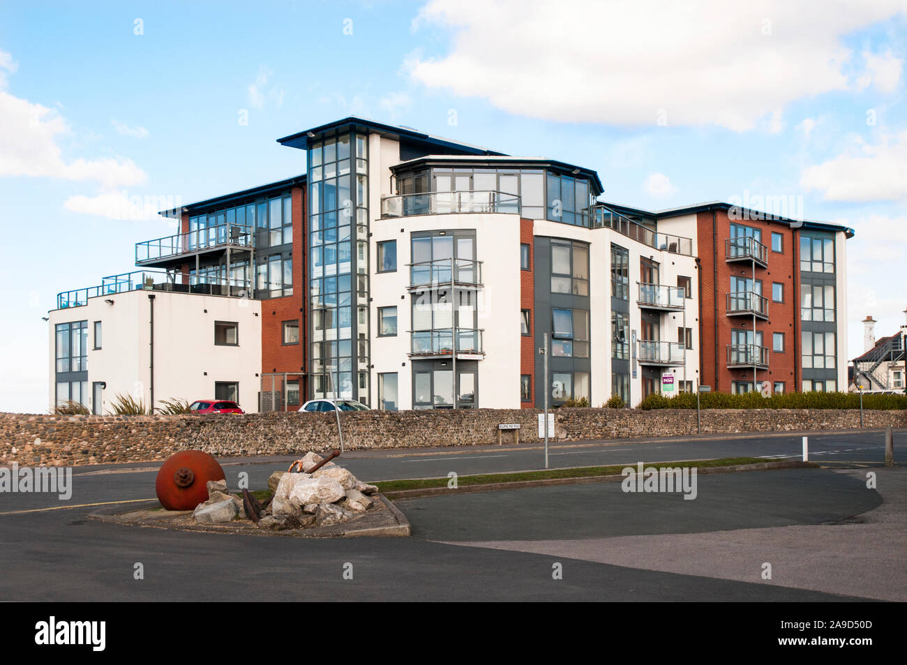 Nuovo blocco di appartamenti costruire attraverso il fiume Wyre da Fleetwood a Knott fine sul mare Lancashire England Regno Unito Europa Foto Stock