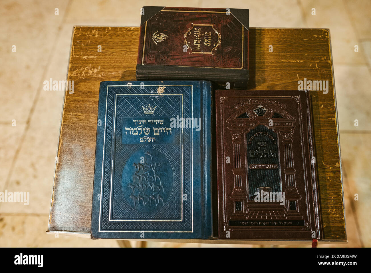 Siddur libri di preghiera in una sinagoga di Gerusalemme Foto Stock