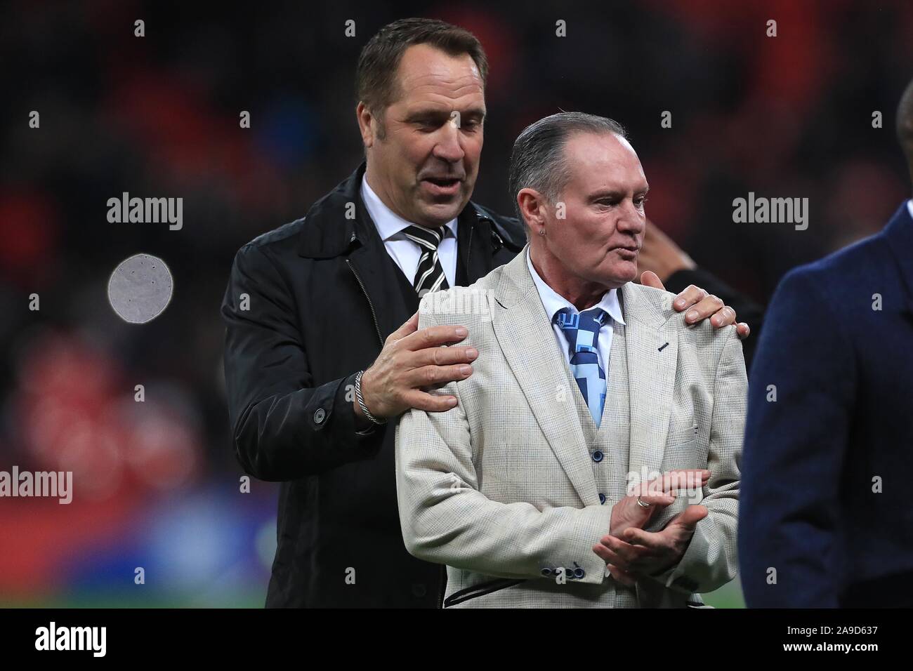 Londra, Regno Unito. Xiv Nov, 2019. David Seaman e Paul Gascoigne sul passo a metà tempo durante UEFA EURO 2020 qualifica del gruppo un match tra Inghilterra e Montenegro a Wembley Stadium il 14 novembre 2019 a Londra, Inghilterra. (Foto di Matt Bradshaw/) Credit: Immagini di PHC/Alamy Live News Foto Stock