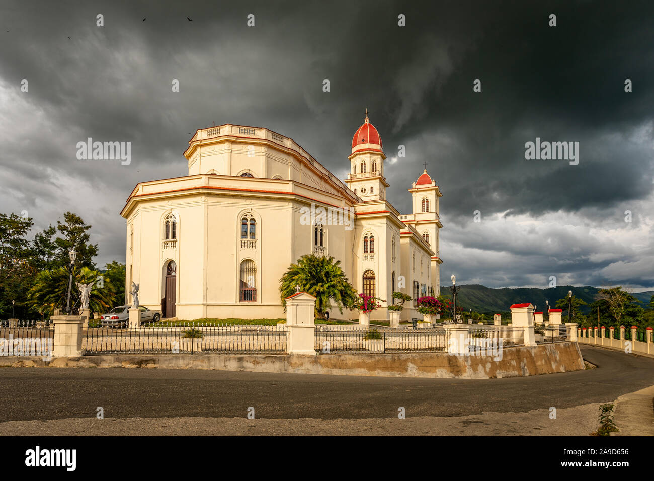 Basilica in onore di Nostra Signora della Carità di El Cobre con black thunder nuvole sopra, Santiago de Cuba, Cuba Foto Stock