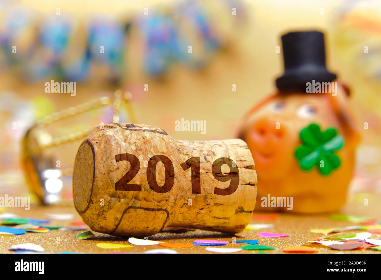 Tappo dello Champagne con 2019 e fortunato maiale come talismano Foto Stock