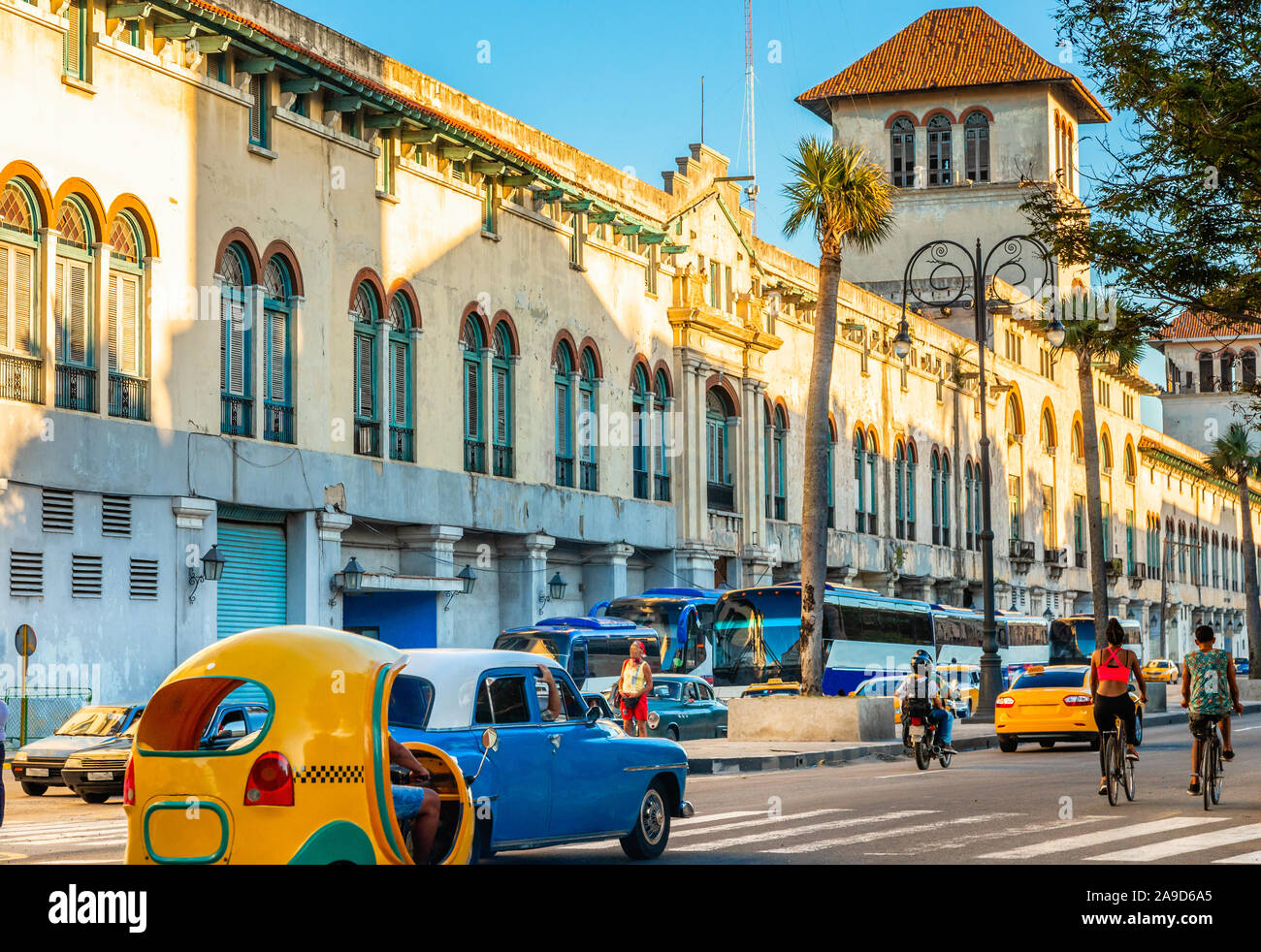 Strade della vecchia Havana con vecchie case coloniali e strade con traffico, Havana, Cuba Foto Stock