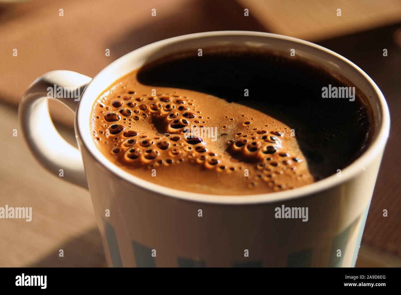 Tazza di caffè caldo. Pantina parasole per una tazza di caffè. Foto Stock