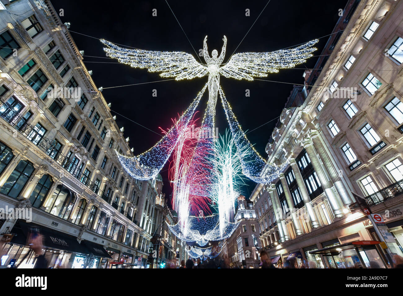 Regent Street, le luci di Natale sono stati accesi con fuochi d'artificio del XIV Novembre. La folla ha imballato le strade, con 2019 segnando il duecentesimo anniversario della creazione di Regent Street, questo anno sarà una celebrazione di questo momento chiave nella zona londinese di storia. Il tema delle luci è lo spirito del Natale e sono ispirati dalle luci nel 1954 su Regent Street. Foto Stock