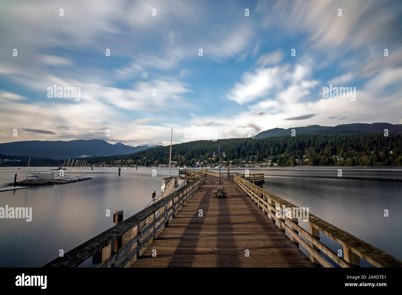 Bellissima vista sul Burrard ingresso ad alta marea di Rocky Point Park, Port Moody, B.C., Canada Foto Stock