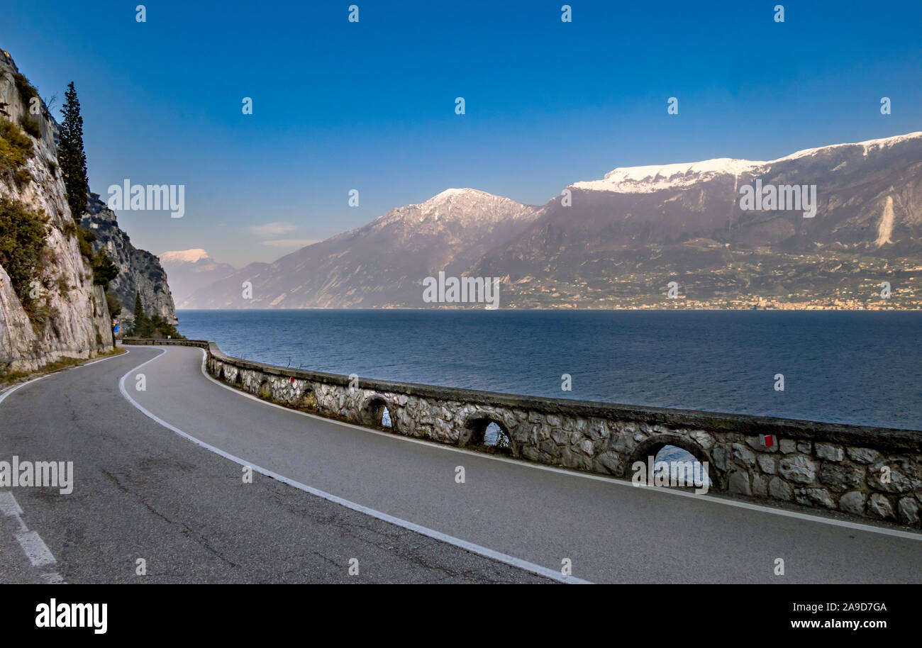 Gardesana Occidentale strada statale sul ripido occidentale del Lago di Garda, Lombardia, Italia, Europa Foto Stock