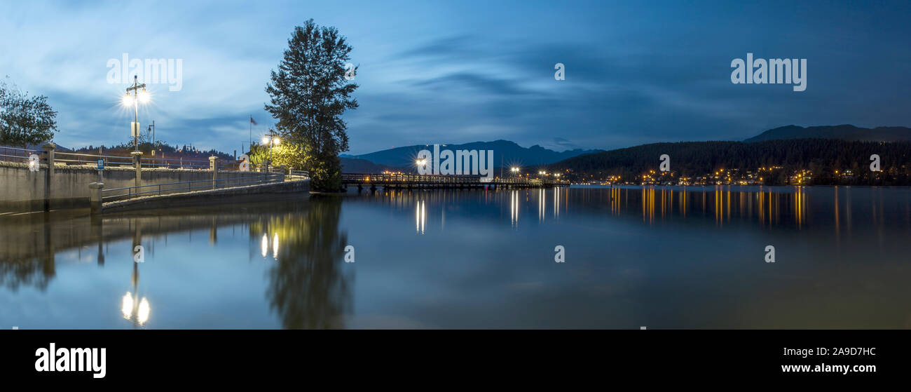 Bellissima vista sul Burrard ingresso ad alta marea di Rocky Point Park, Port Moody, B.C., Canada Foto Stock