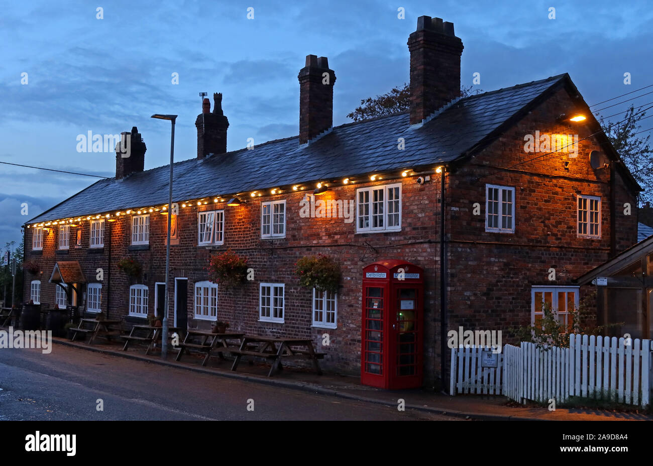 L'Hatton Arms al crepuscolo, Hatton Ln, Hatton, Warrington, Cheshire, North West England, Regno Unito, WA4 4DB Foto Stock