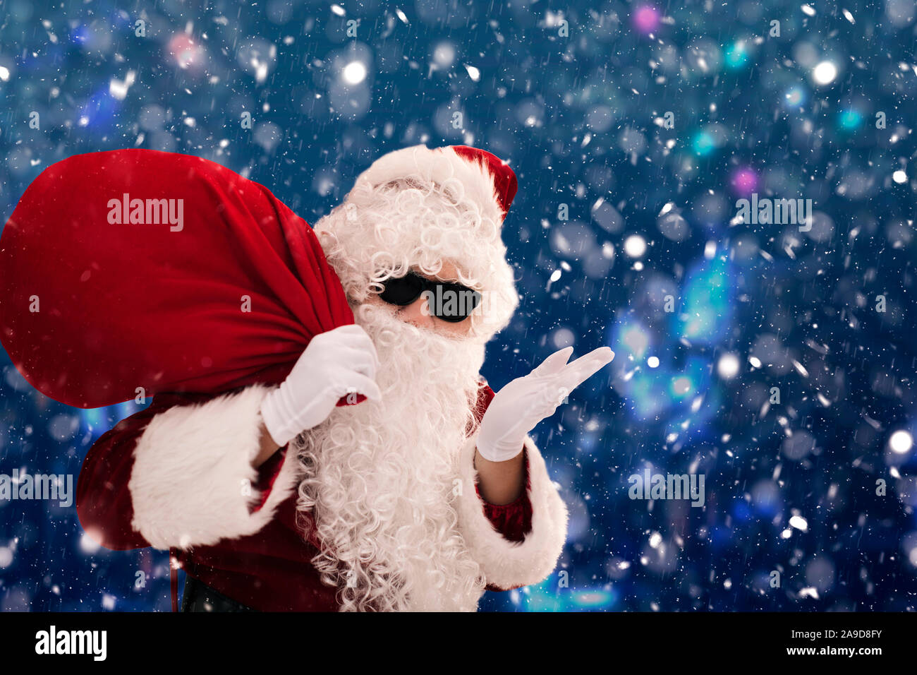 Babbo Natale che trasportano il sacco pieno di doni Foto Stock