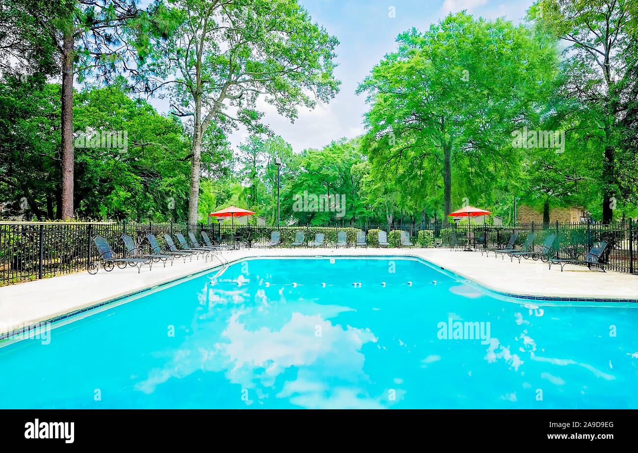 Un built-in piscina è uno dei servizi disponibili per i residenti in autunno boschi appartamento case, 27 novembre 2015, nel Mobile, Alabama. Foto Stock