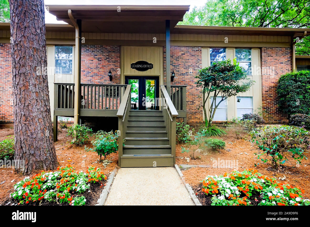 Il leasing office accoglie i residenti di autunno boschi appartamento case in Mobile, Alabama. Foto Stock