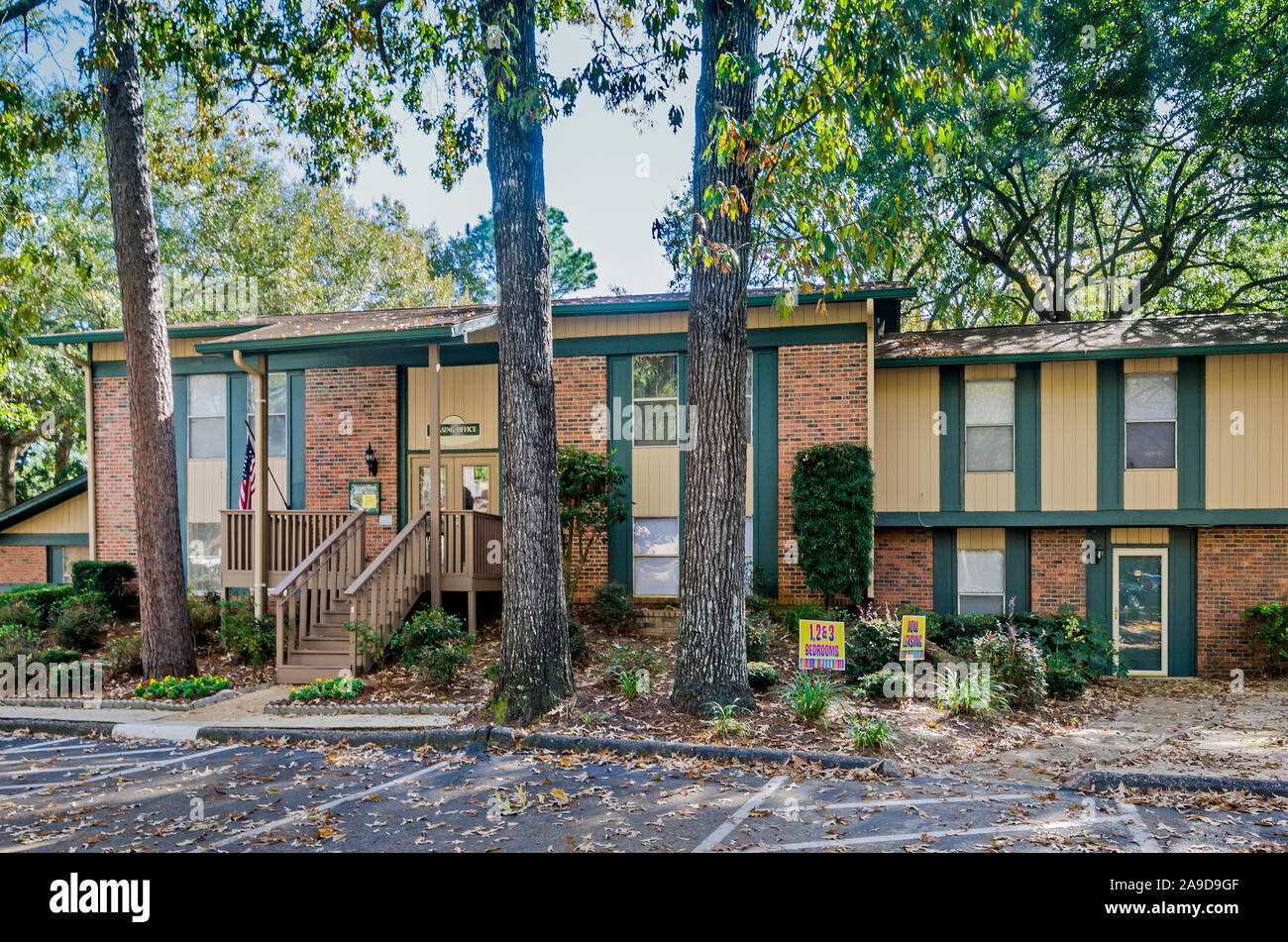 Il leasing office accoglie i residenti di autunno boschi appartamento case in Mobile, Alabama. Foto Stock
