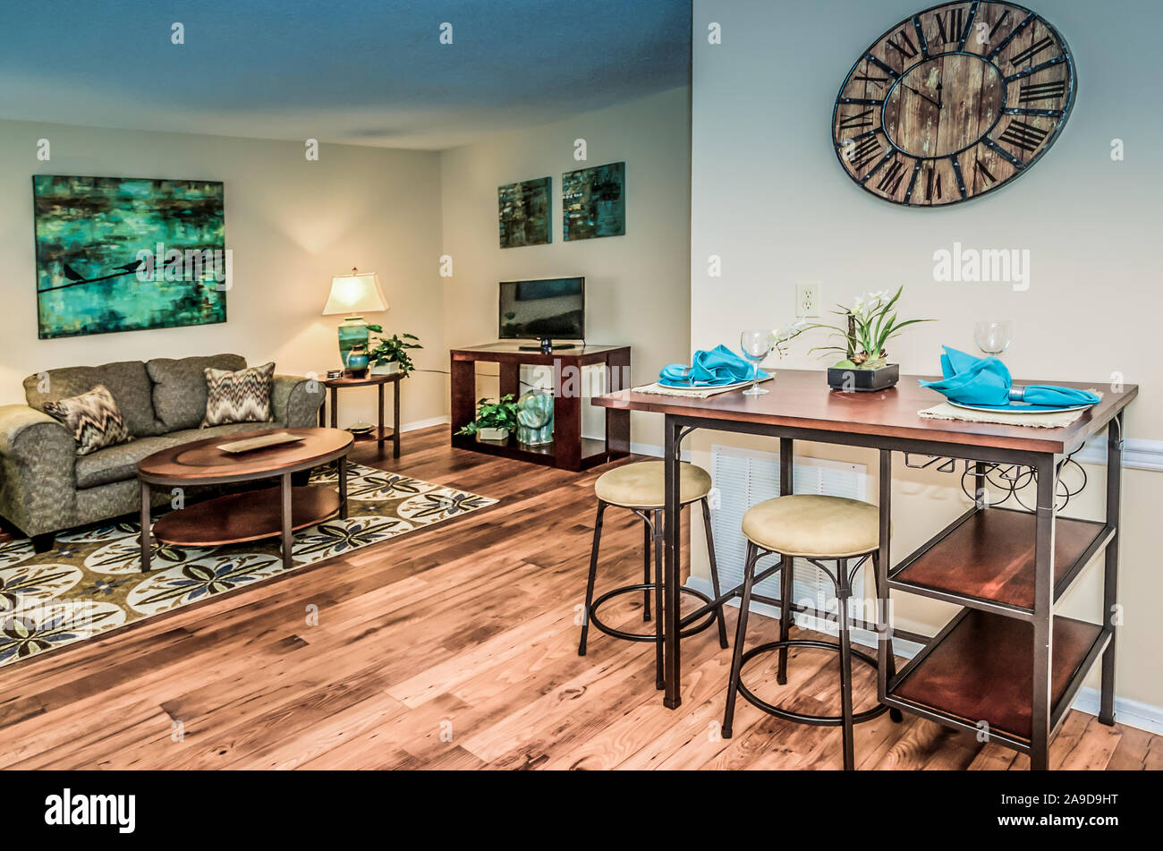 Un piano aperto e offre un facile accesso tra la sala da pranzo e soggiorno in autunno boschi appartamento case in Mobile, Alabama. Foto Stock