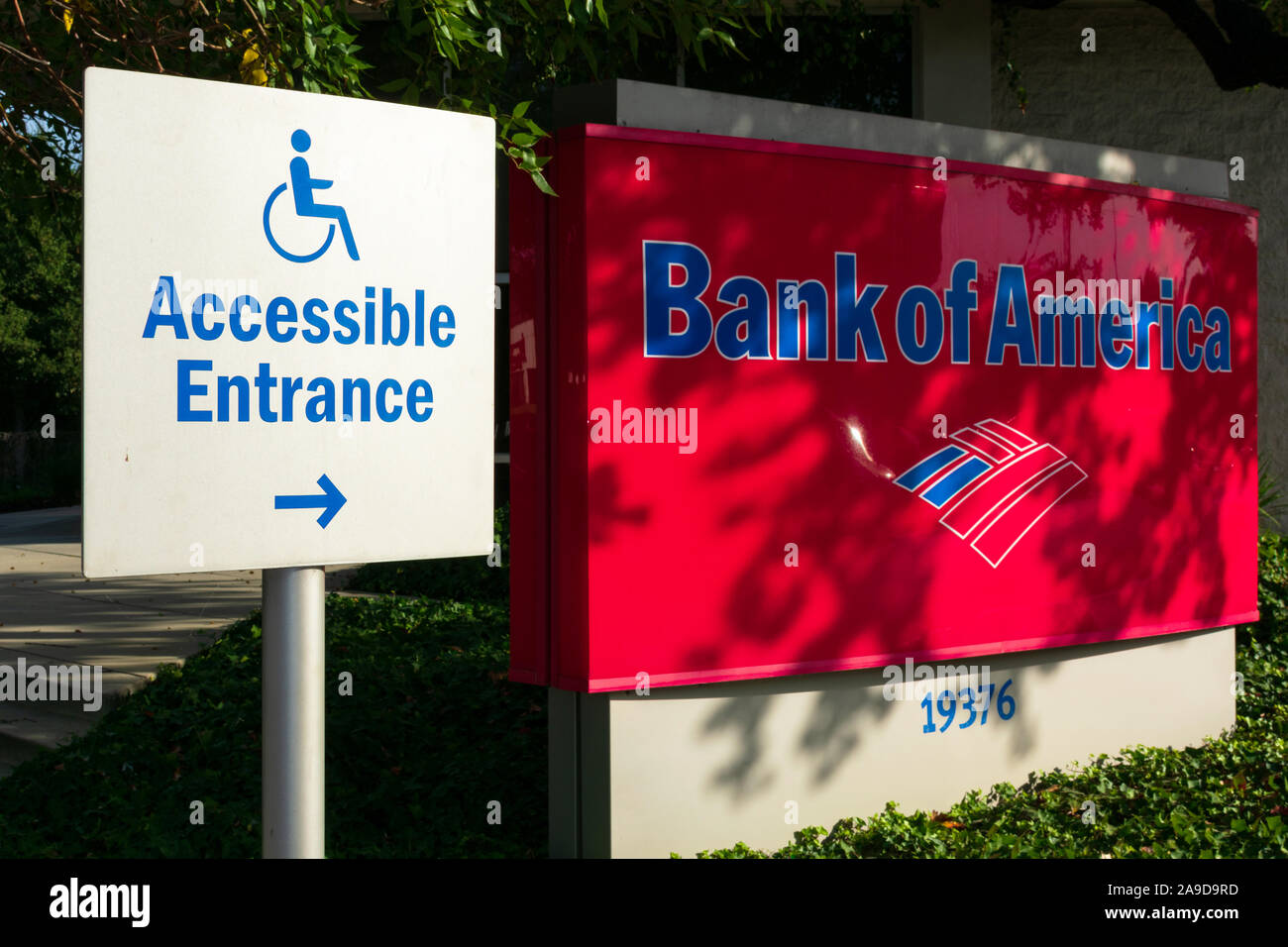 Ingresso accessibile segno con freccia destra dirige la Bank of America ai clienti di ADA ingresso Foto Stock