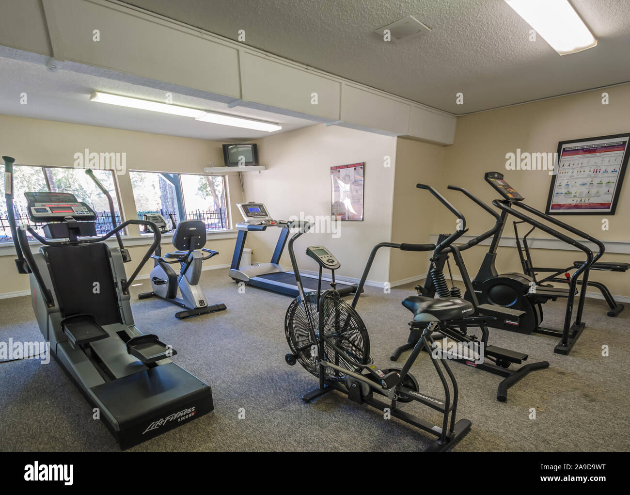 Il centro fitness comprende tapis roulant, biciclette ed altre macchine ginniche a Boschi di autunno Appartamenti su Foreman Road nel Mobile, Alabama. Foto Stock