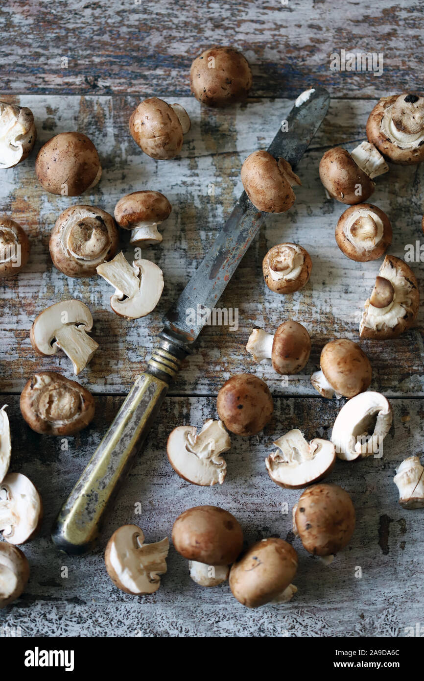 Royal champignon e coltello su una superficie in legno. Rosolare gli champignon. Messa a fuoco selettiva. Macro. Foto Stock