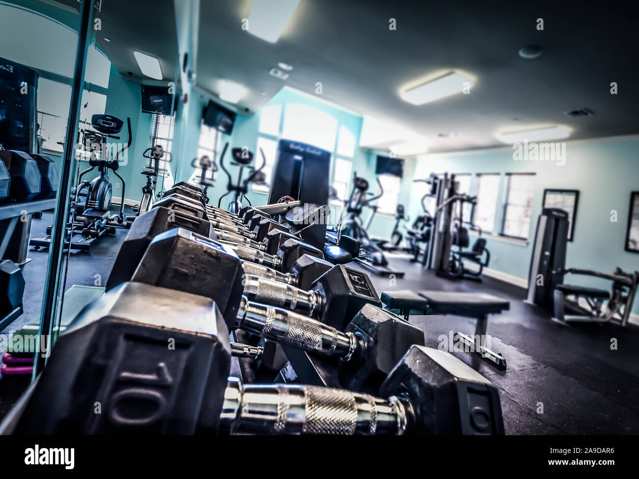 Una varietà di apparecchiature è disponibile nel centro fitness al Cypress Cove Appartamento Case in Mobile, Alabama. Foto Stock