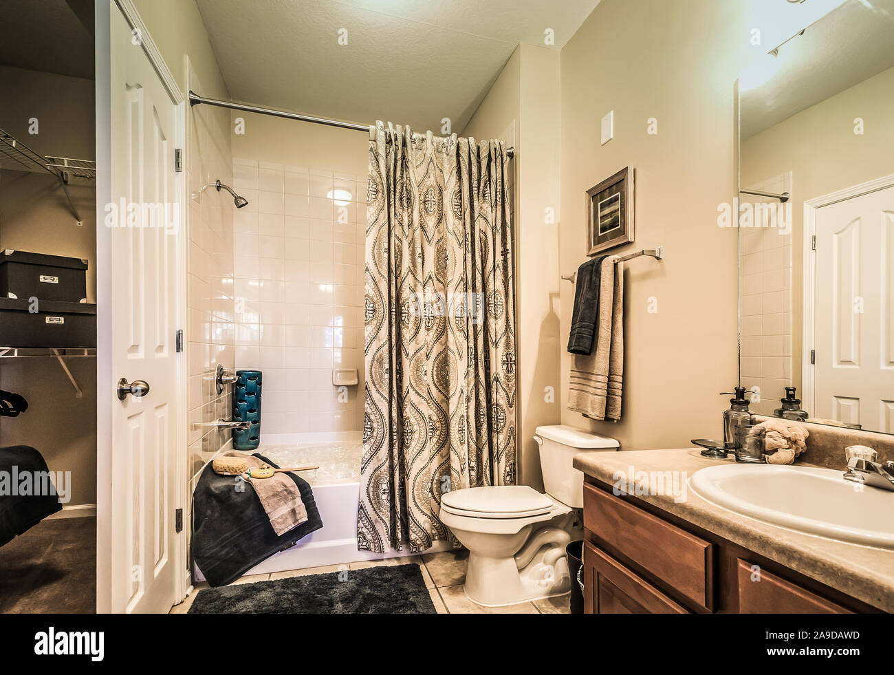 Un lavandino del bagno, wc e doccia è raffigurato al Cypress Cove Appartamento Case in Mobile, Alabama. Foto Stock