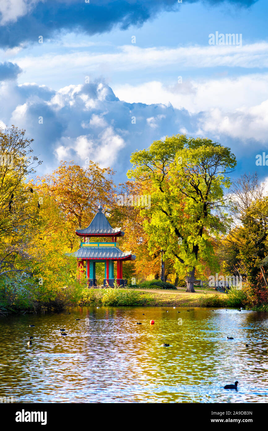 Oriental pagoda in una giornata autunnale nel Victoria Park, London, Regno Unito Foto Stock