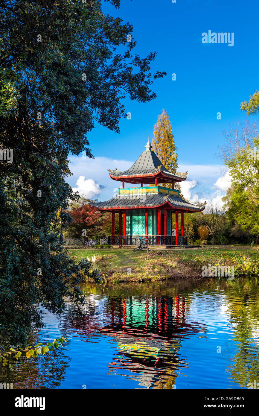 Oriental pagoda in una giornata autunnale nel Victoria Park, London, Regno Unito Foto Stock