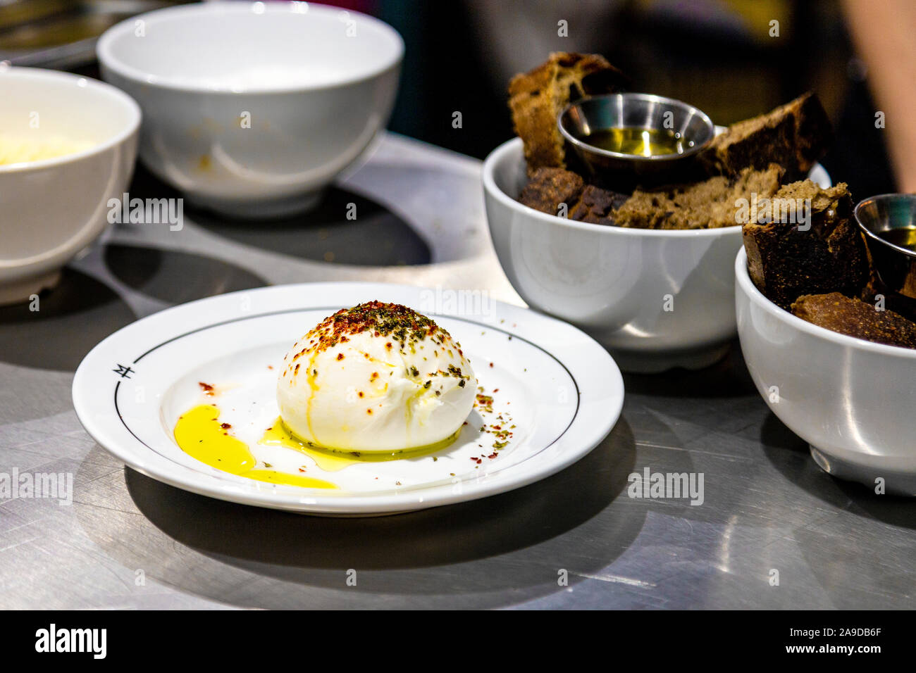 15 novembre 2019 - apertura del Market Hall West End, Londra, Regno Unito, burrata presso la stalla alimentare italiana Pastaio Foto Stock