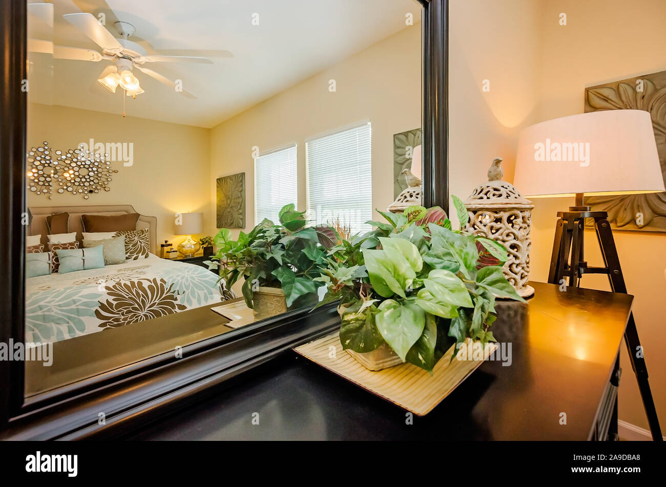 Una camera da letto cassettiera e specchio è raffigurato al Cypress Cove Appartamento Case in Mobile, Alabama. Foto Stock