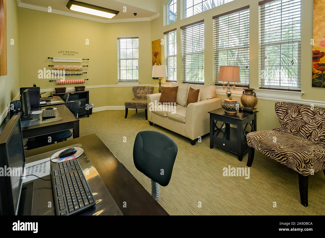 La clubhouse include un business center con computer e un dono-stazione di incarto per i residenti a Cypress Cove Appartamento Case in Mobile, Alabama. Foto Stock