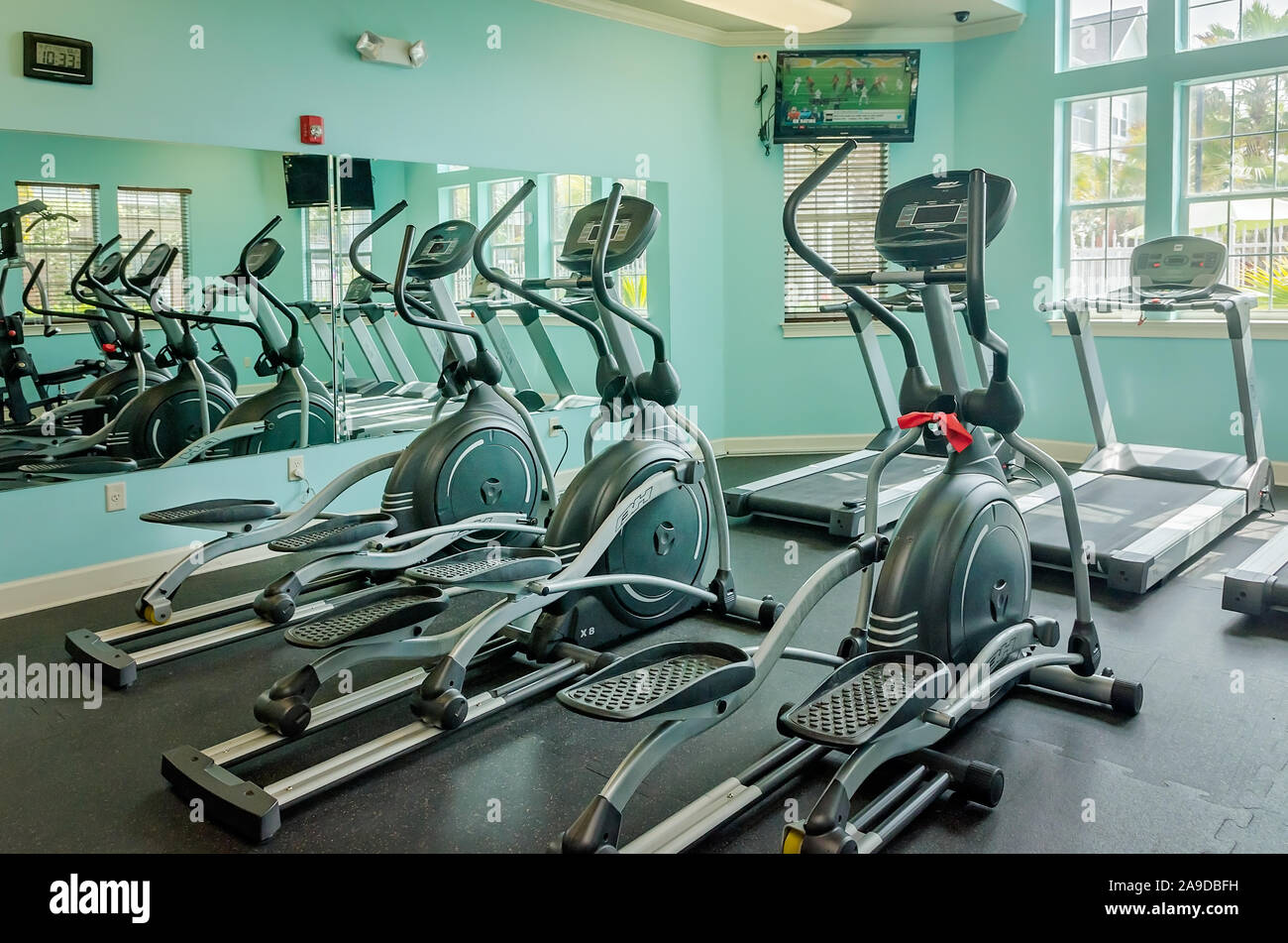 Una varietà di apparecchiature è disponibile nel centro fitness al Cypress Cove Appartamento Case in Mobile, Alabama. Foto Stock