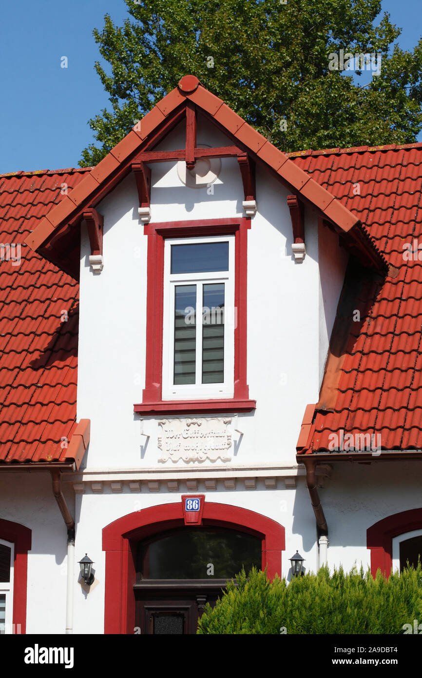 Il vecchio edificio residenziale, decorato frontone del tetto, Bremerhaven Lehe, Bremerhaven, Brema, Germania, Europa Foto Stock