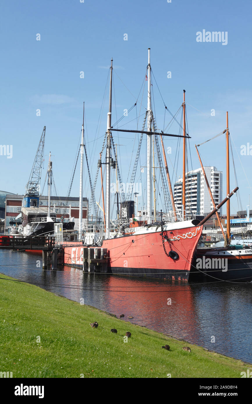 Il centro commerciale del centro di Columbus e museo navale tedesco con navi  museo nel museo Harbour, Bremerhaven, Brema, Germania Foto stock - Alamy