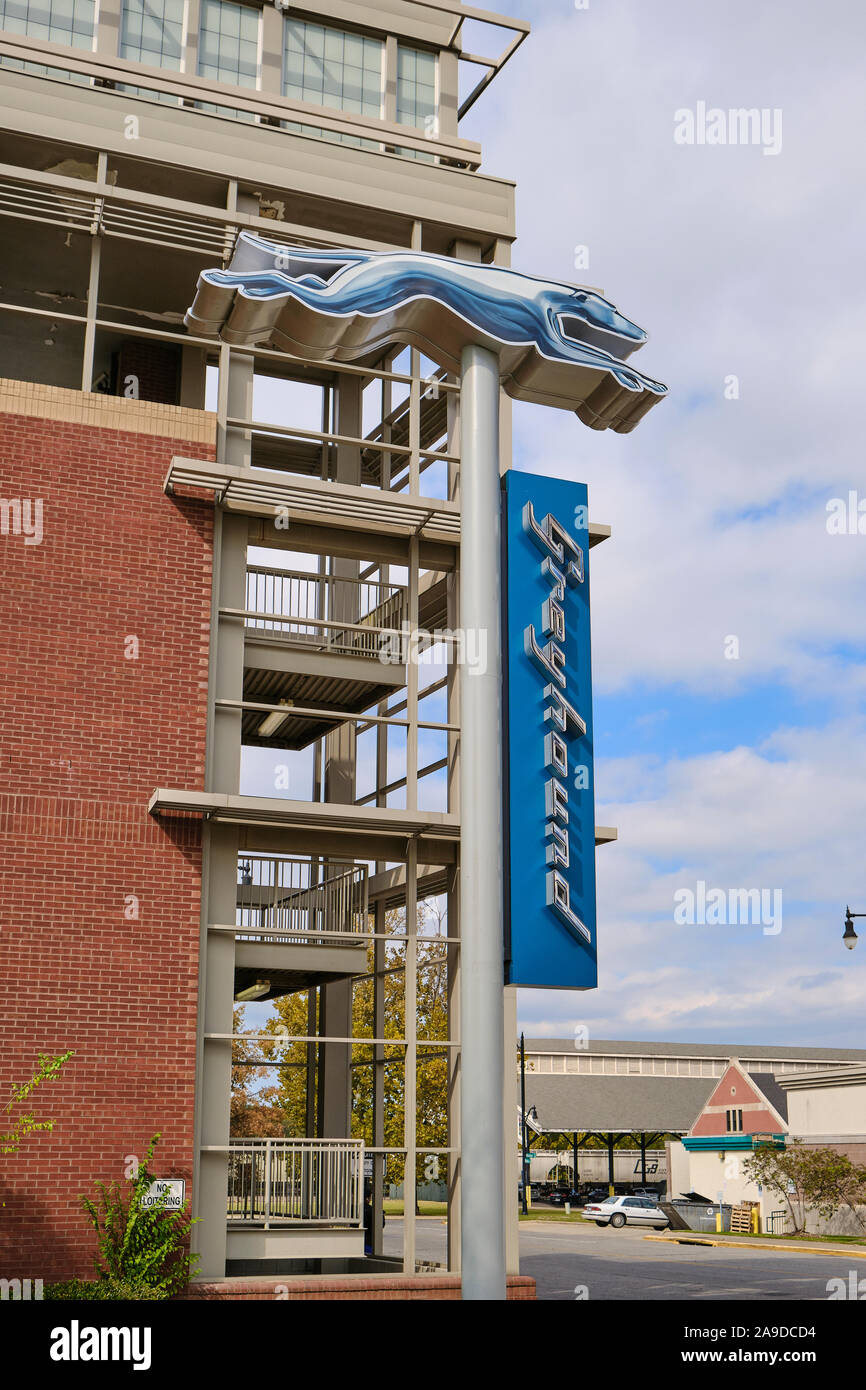 Stazione degli autobus Greyhound a segno con il logo Greyhound a Montgomery in Alabama, Stati Uniti d'America. Foto Stock