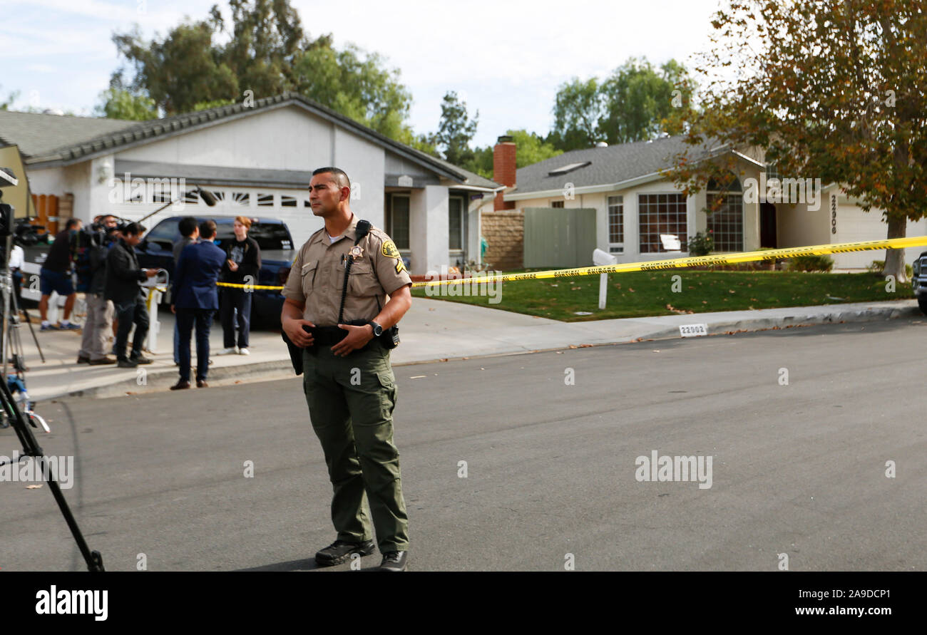 Santa Clarita, STATI UNITI D'AMERICA. Xiv Nov, 2019. Uno sceriffo sta di guardia vicino il sospetto della casa di Santa Clarita, nel sud della California, negli Stati Uniti il 9 novembre 14, 2019. Almeno due studenti sono stati uccisi e tre feriti a seguito di una ripresa giovedì mattina a Saugus High School in Santa Clarita, autorità locali detto. Credito: Li Ying/Xinhua/Alamy Live News Foto Stock