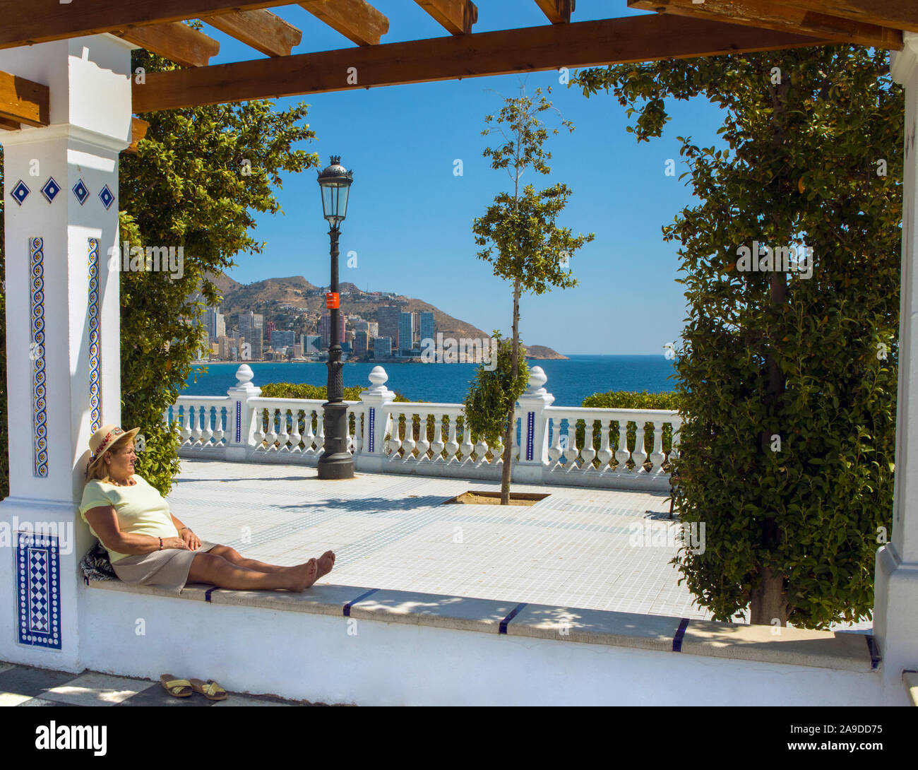 Benidorm, Spagna - 13 Aprile 2019: una persona locale ai bagni di sole a Placa del Castell che si affaccia sulla spiaggia Levante di Benidorm, Spagna. Foto Stock