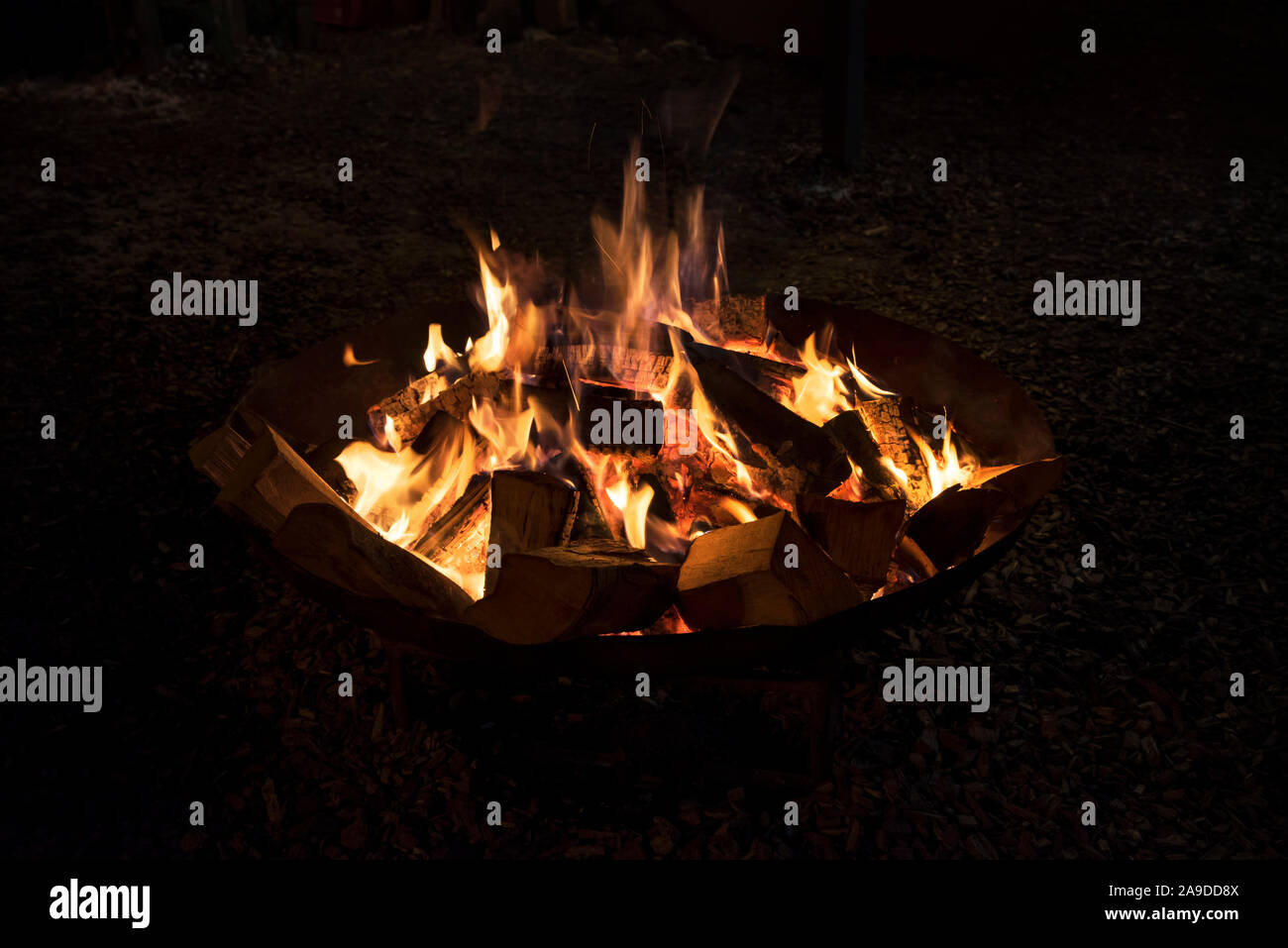 Immagine di una ciotola di incendio nelle tenebre Foto Stock
