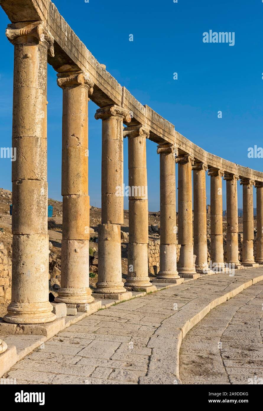 Colonne ioniche a forma ovale Plaza, Forum, Jerash, Giordania Foto Stock