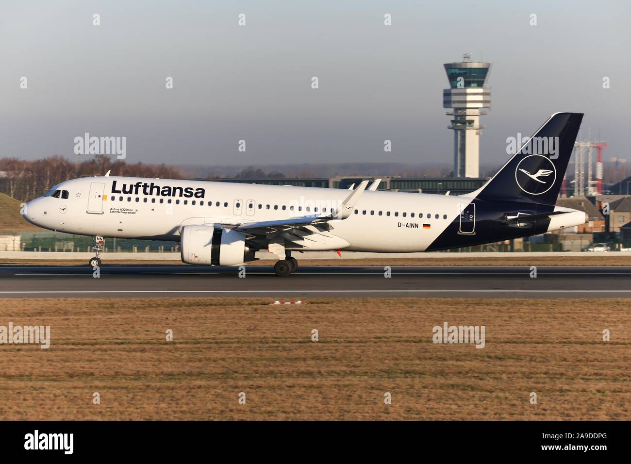 Le compagnie aeree Lufthansa, in aereo atterrando all'aeroporto di Bruxelles dalla torre di controllo Skeyes, Bruxelles, Belgio Foto Stock