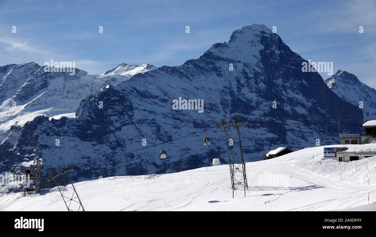 Funivia First-Bahn e sullo sfondo il vertice di Eiger, Grindelwald, Alpi Bernesi, Oberland bernese, Svizzera Foto Stock